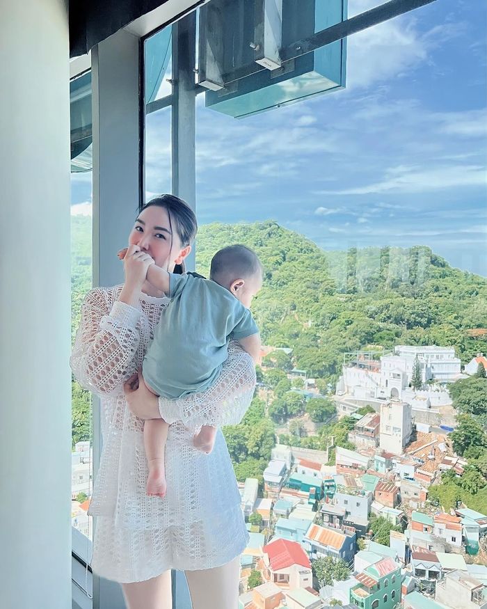 Bảo Thy đưa quý tử đi mua đồ hiệu: Khoe thành quả đầy ắp xế hộp