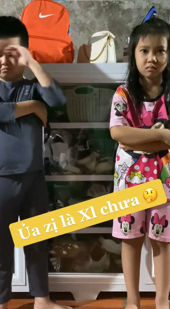 Bị mẹ la, cậu bé học theo ba ôm hôn mẹ: Tuyệt chiêu xua tan cơn giận