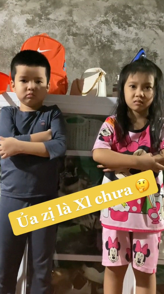 Bị mẹ la, cậu bé học theo ba ôm hôn mẹ: Tuyệt chiêu xua tan cơn giận