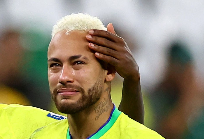 Được đàn em cùng tuyển xăm mặt mình lên lưng, Neymar lập tức đòi xoá
