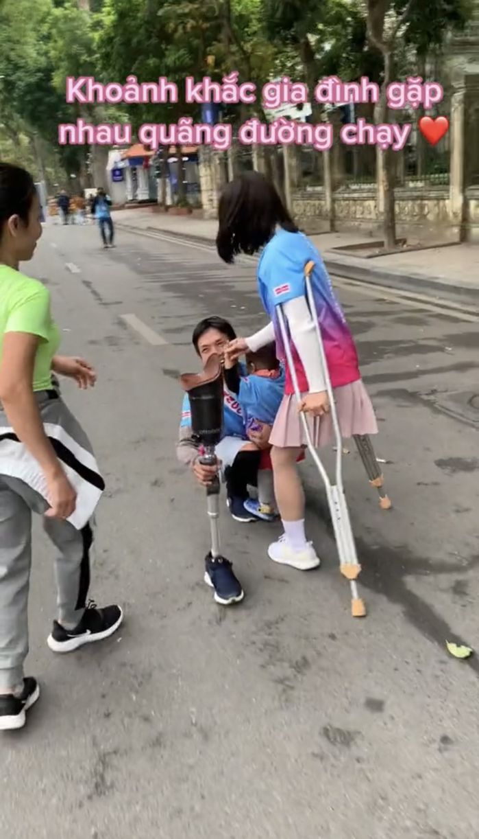 Cặp đôi lính chì và con trai vượt chặng đường 10km khiến ai cũng phục