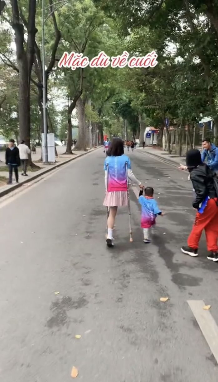 Cặp đôi lính chì và con trai vượt chặng đường 10km khiến ai cũng phục
