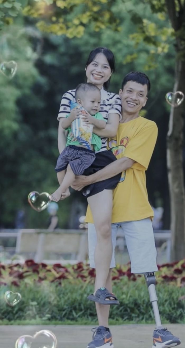 Cặp đôi lính chì và con trai vượt chặng đường 10km khiến ai cũng phục