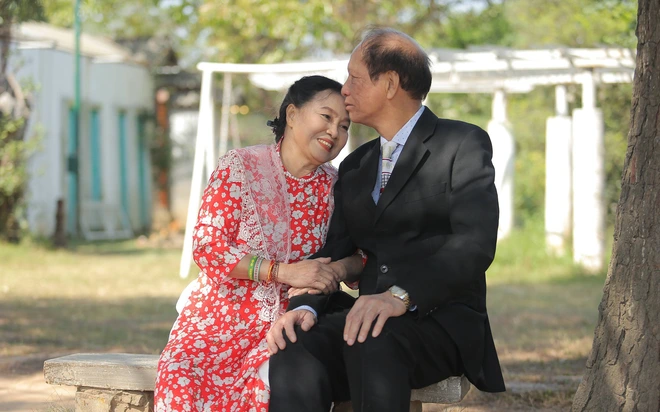 Cặp đôi U80 từng kết hôn dưới khói bom mừng kỷ niệm 50 năm hôn nhân