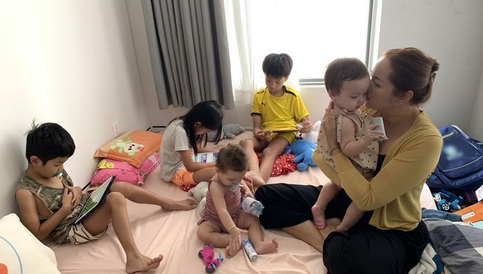 Cặp song sinh lai Tây nhà Diễm Châu tập tành làm mẫu nhí