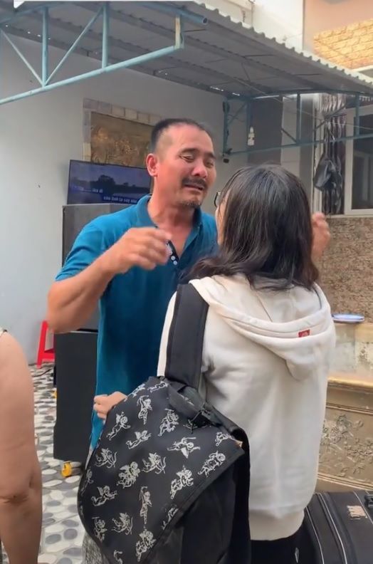 Chàng du học sinh khiến bố khóc nức nở khi bất ngờ trở về nhà
