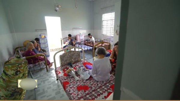 Chàng trai Cần Thơ dành cả thanh xuân chăm sóc người già neo đơn