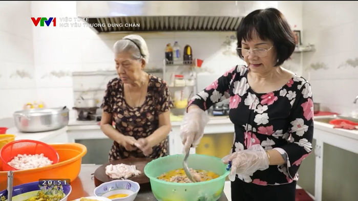 Chàng trai Cần Thơ dành cả thanh xuân chăm sóc người già neo đơn