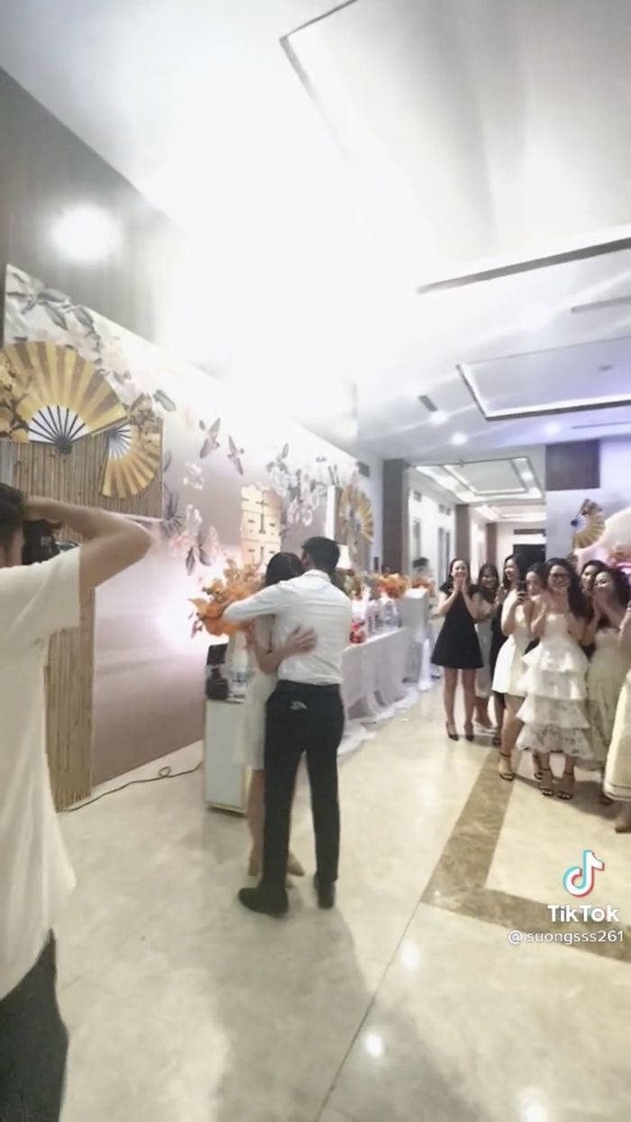 Chàng trai cầu hôn bạn gái trong đám cưới của bạn thân