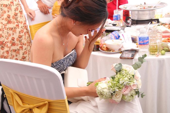 Chàng trai cầu hôn bạn gái trong đám cưới của bạn thân