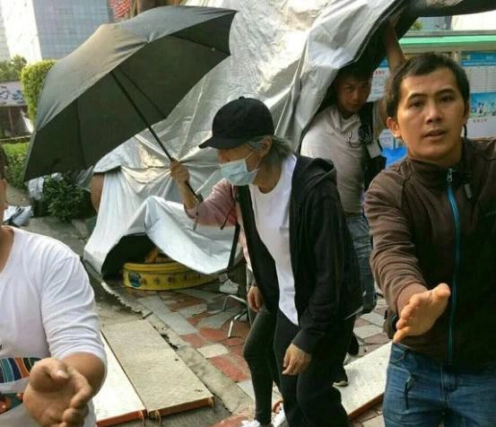 Châu Tinh Trì ở tuổi 60: Lướt sóng nghệ như thanh niên, fan ngỡ ngàng