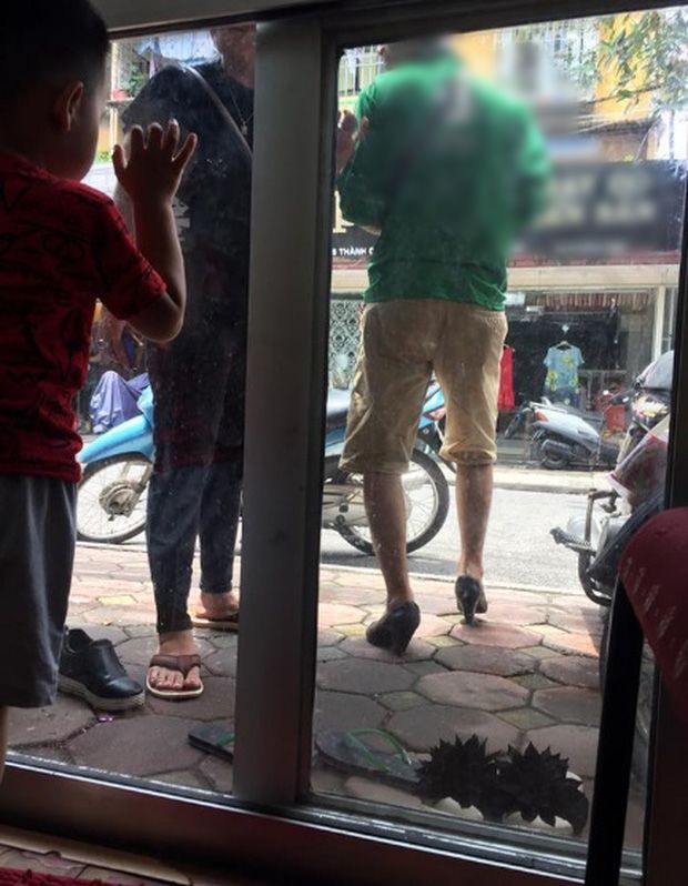 Chồng nhà người ta tiếp tế lương thực vì sợ vợ đói khi làm tóc