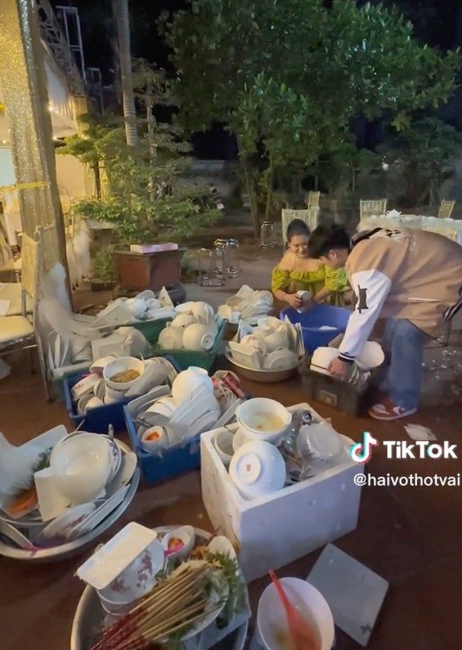 Chưa kịp thay áo cưới, Kim Liên gánh thau chén, dọn nhà trong ngày đầu