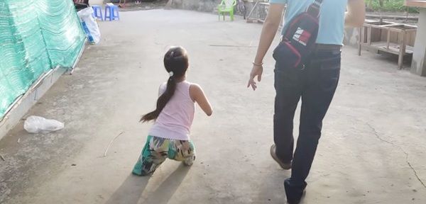 Cô bé không tay không chân năm nào giờ có nhà mới, 7 năm liền đạt HSG