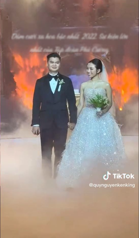 Đám cưới con gái út đại gia Kiên Giang: Rước dâu với dàn siêu xe cổ 