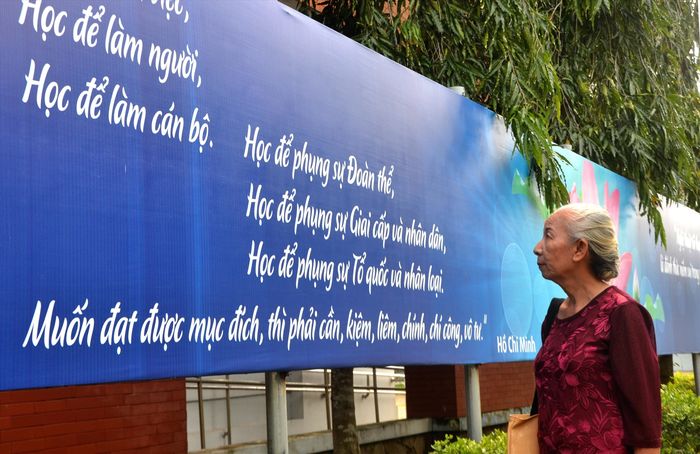 Cô giáo Đồng Tháp nhận bằng Cử nhân thứ ba ở tuổi 70