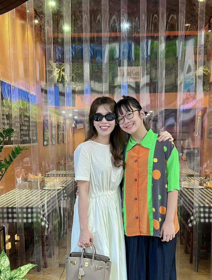 Con gái MC Diệp Chi: Cao hơn mẹ nửa cái đầu, phong cách đáng yêu