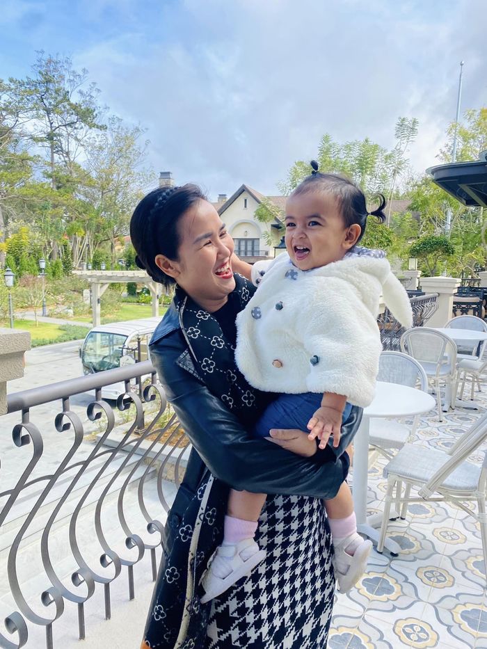 Con gái Võ Hạ Trâm lên đồ dự sự kiện cùng mẹ: Thần thái như model nhí