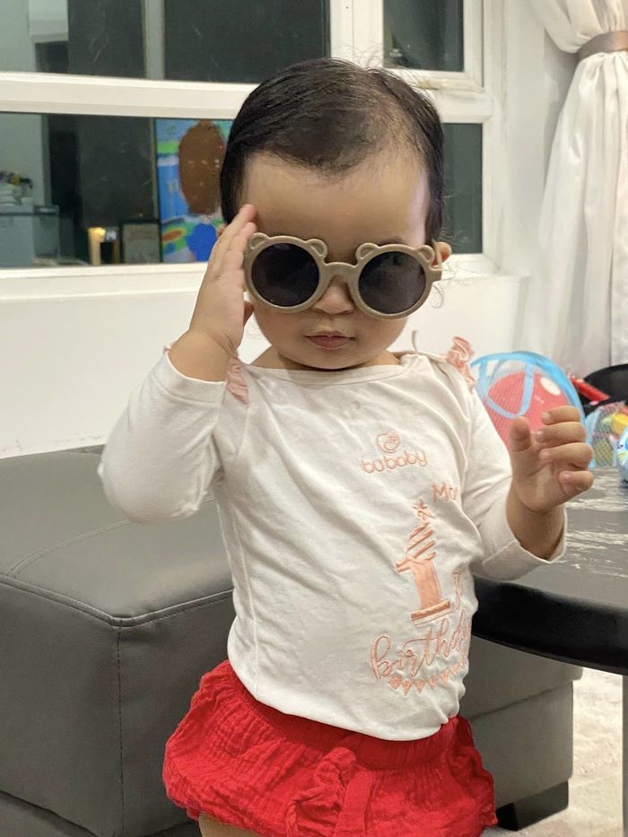 Con gái Võ Hạ Trâm lên đồ dự sự kiện cùng mẹ: Thần thái như model nhí