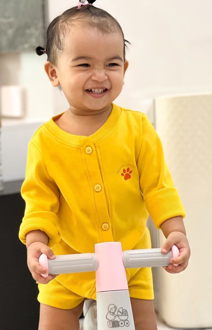 Con gái Võ Hạ Trâm mới hơn 1 tuổi đã biết tạo dáng đầy thần thái