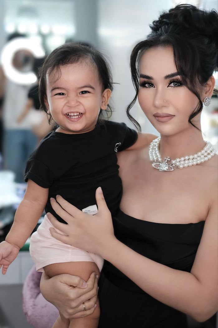 Con gái Võ Hạ Trâm mới hơn 1 tuổi đã biết tạo dáng đầy thần thái