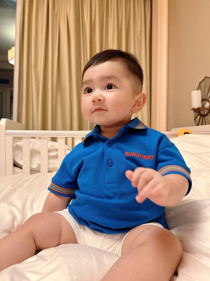 Con trai Chi Bảo đón Giáng sinh đầu tiên: Biểu cảm siêu cưng