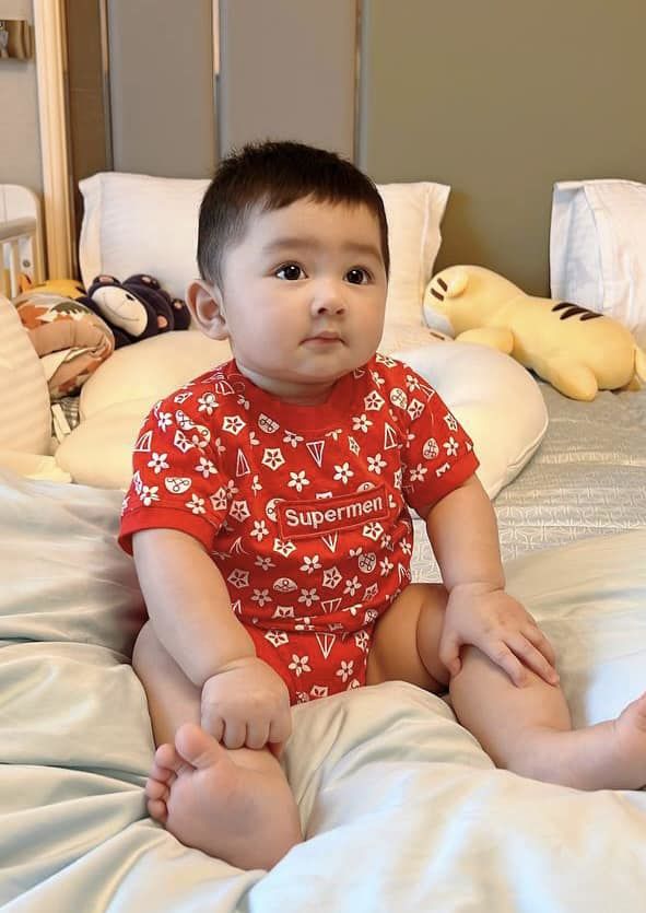 Con trai Chi Bảo đón Giáng sinh đầu tiên: Biểu cảm siêu cưng