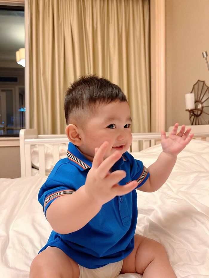 Con trai Chi Bảo đón Giáng sinh đầu tiên: Biểu cảm siêu cưng