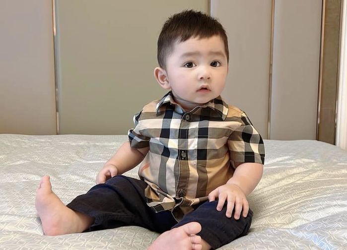 Con trai Chi Bảo đón Giáng sinh đầu tiên: Biểu cảm siêu cưng