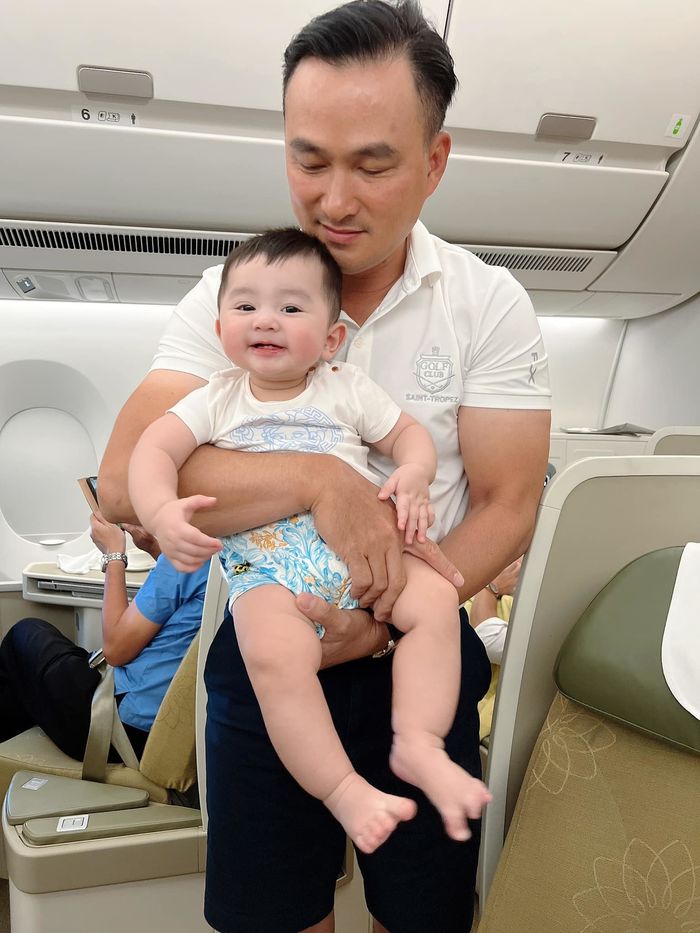 Con trai Chi Bảo sang Anh: Hai má đỏ ửng, vắng 3 bảo mẫu chăm sóc