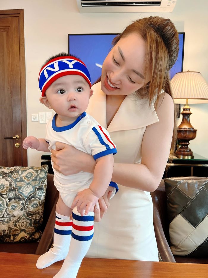 Con trai Chi Bảo sang Anh: Hai má đỏ ửng, vắng 3 bảo mẫu chăm sóc