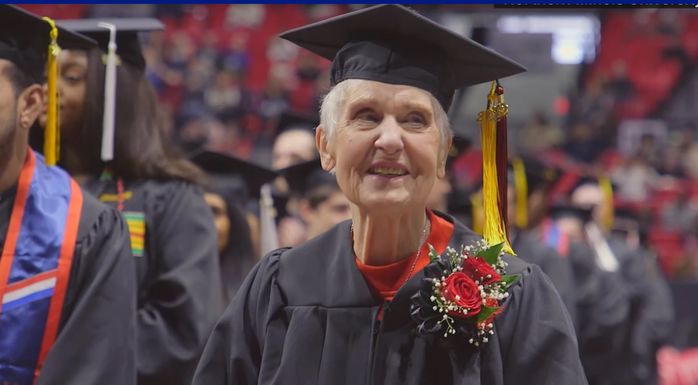 Cụ bà có 24 đứa chắt tốt nghiệp đại học ở tuổi 90