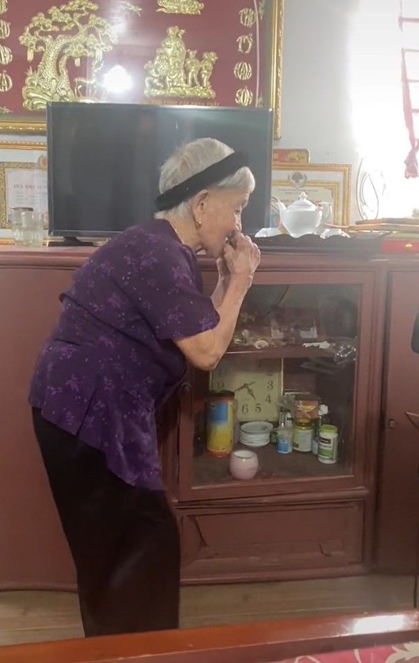 Bà nội U70 vẫn hết mình với đam mê ca hát: Tuổi tác chỉ là con số