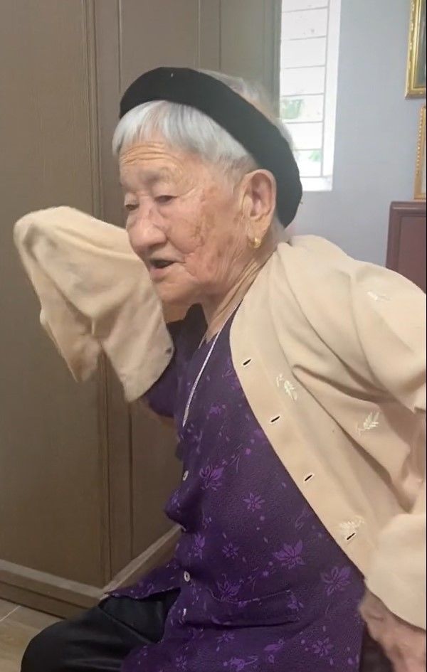 Bà nội U70 vẫn hết mình với đam mê ca hát: Tuổi tác chỉ là con số