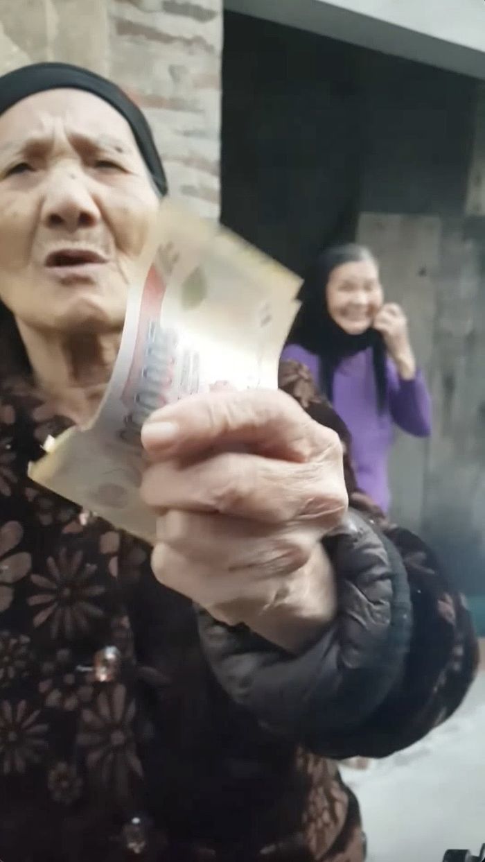 Cụ bà U80 bầu bạn và khoe đồ ăn hằng ngày với cháu qua camera