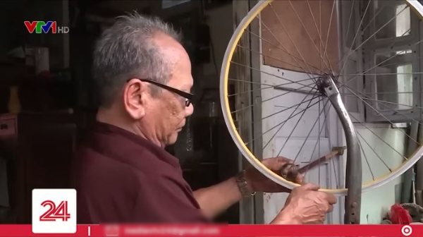 Cụ ông ráp xe đạp cũ tặng học trò khó khăn: Muốn lan tỏa sự tử tế