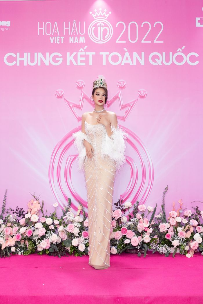 Cười ra nước mắt, vương miện của Đoàn Thiên Ân bị gãy lần 2