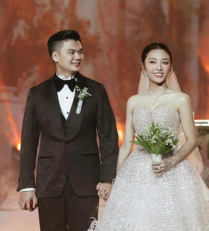 Đám cưới trăm tỷ tại Kiên Giang: Khách vừa dự tiệc vừa cầm ô che mưa