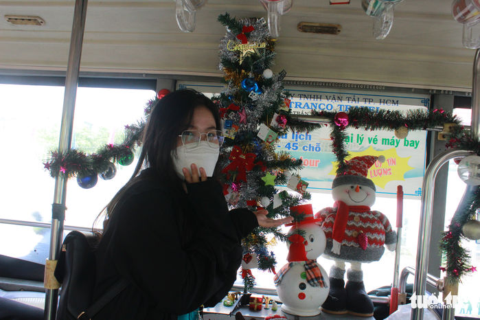 Đi xe buýt mà cứ ngỡ đang ở khu vui chơi Giáng Sinh 