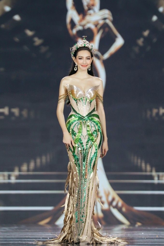 Đọ váy final walk của các nàng Hậu Việt: Đỗ Hà diện váy xẻ hông 