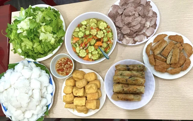 Đóng 500K tự nấu ăn cùng đồng nghiệp ở công ty: Ăn ngon, thêm gắn kết