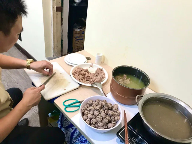 Đóng 500K tự nấu ăn cùng đồng nghiệp ở công ty: Ăn ngon, thêm gắn kết