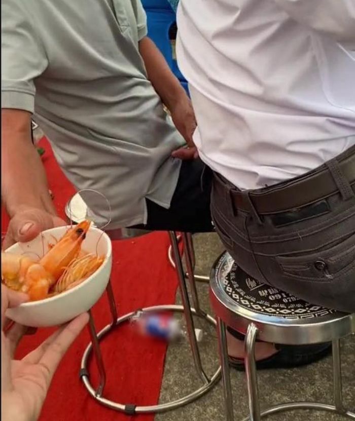 Dù đã lớn, cô gái đi ăn cỗ vẫn được bố ân cần bóc tôm cho