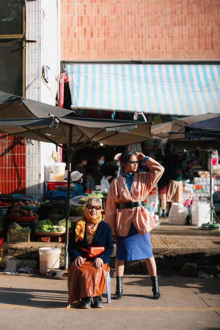 Du lịch với bà U80, hai thế hệ làm netizen mê mẩn vì gu ăn mặc độc đáo