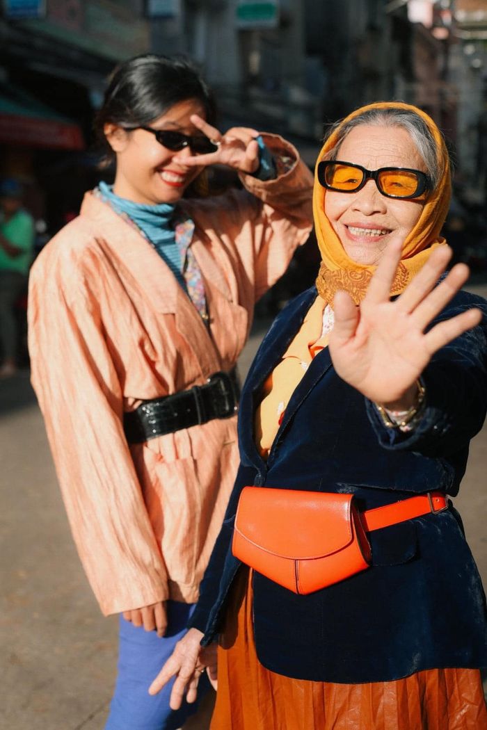 Du lịch với bà U80, hai thế hệ làm netizen mê mẩn vì gu ăn mặc độc đáo