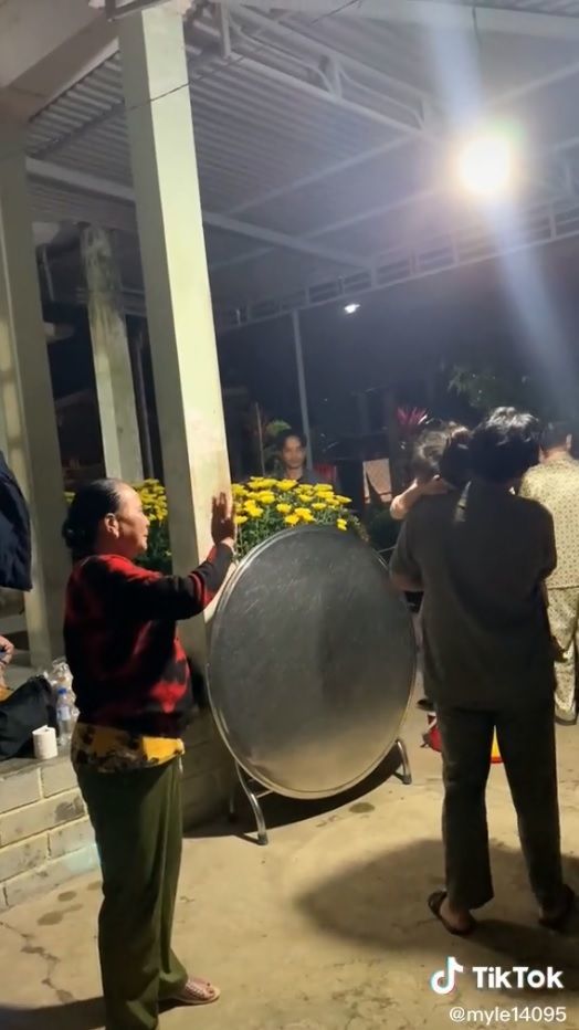 Được mẹ rước sau 3 năm, cậu bé bịn rịn không nỡ xa dì: Người mẹ thứ 2