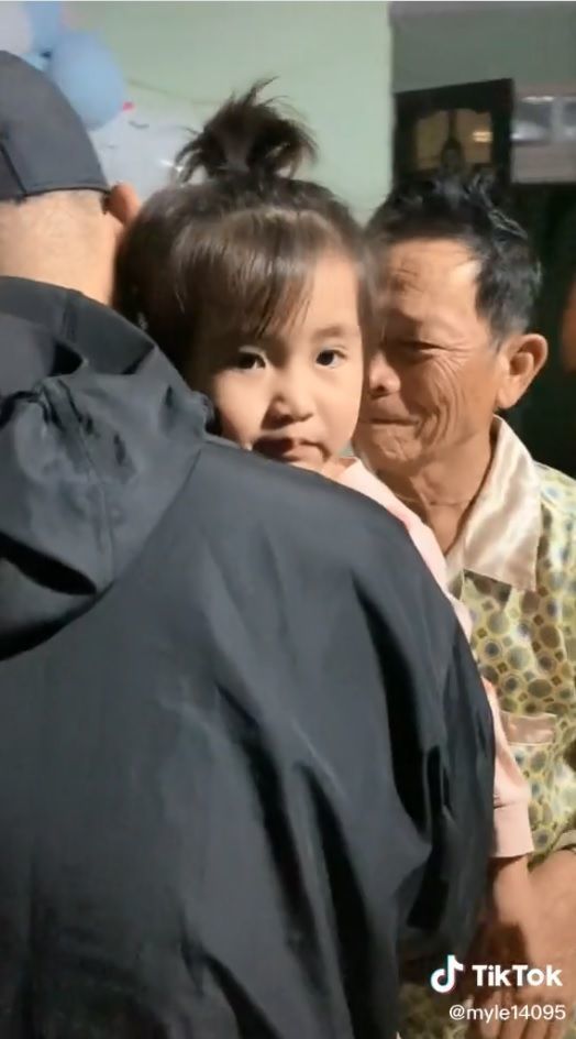 Được mẹ rước sau 3 năm, cậu bé bịn rịn không nỡ xa dì: Người mẹ thứ 2