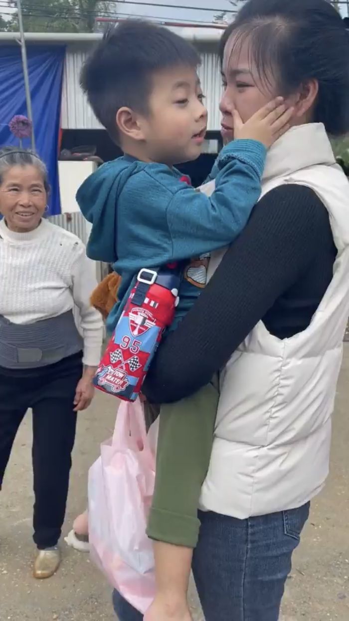 Được mẹ rước sau 3 năm, cậu bé bịn rịn không nỡ xa dì: Người mẹ thứ 2