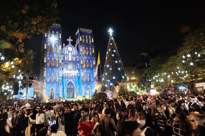 Đường phố TP.HCM và Hà Nội đông nghẹt người trong đêm vọng Giáng sinh 