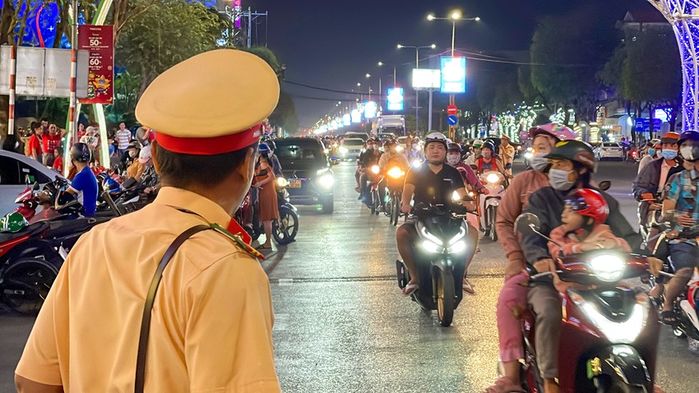 Đường phố TP.HCM và Hà Nội đông nghẹt người trong đêm vọng Giáng sinh 